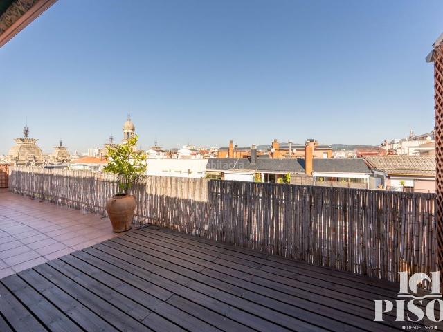 Ático en venta en Barcelona, El Parc i la Llacuna del Poblenou. En exclusiva ático con terraza de 20 metros con vistas panorámicas a toda Barcelona incluyendo el mar. Áticos.