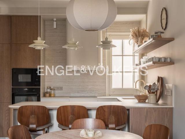 Ático en venta en Barcelona, Fort Pienc. Piso de diseño completamente amueblado, listo para entrar a vivir. Áticos.