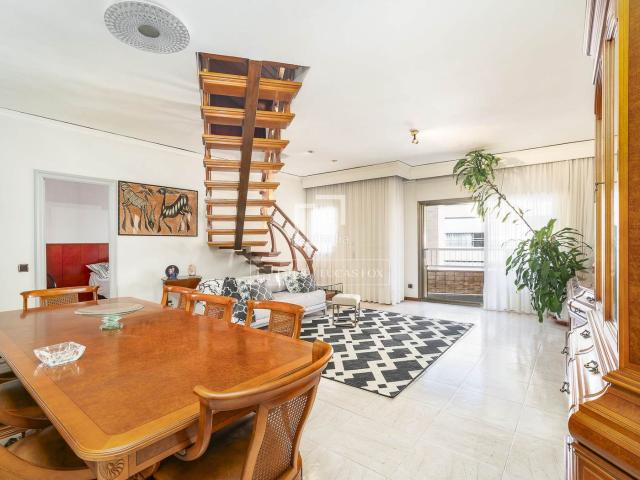 Ático en venta en Barcelona, La Nova Esquerra de l´Eixample. Ático dúplex luminoso con balcón y con posibilidad de parking en venta en el Eixample Izquierdo. Áticos.