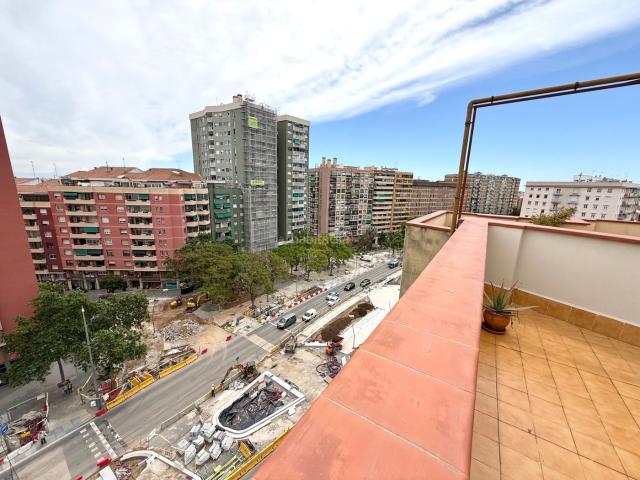 Ático en venta en Barcelona, La Sagrera. Exclusivo ático Avda.Meridiana, 2 habitaciones, terraza 13m2, amplias vistas.Junto estación tren La Sagrera. Áticos.