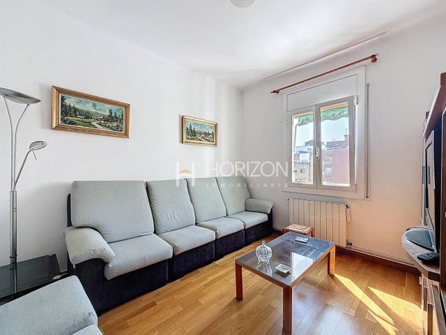 Ático en venta en Barcelona, Navas. Privacidad y Luz Natural en un 6º Real. Áticos.