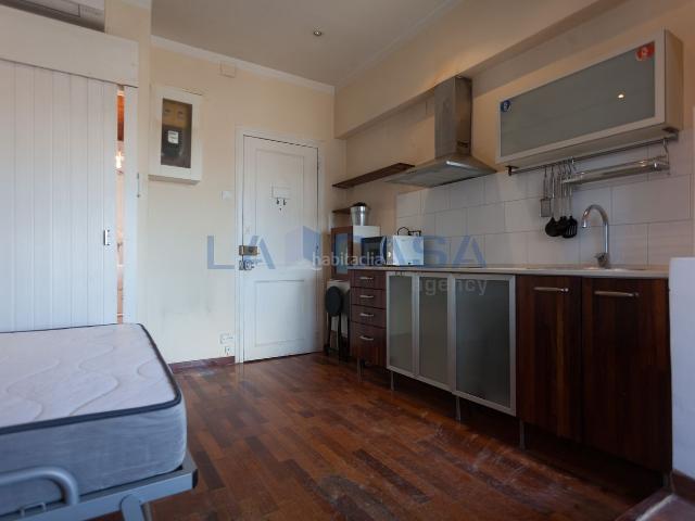 Ático en venta en Barcelona, Sagrada Família. Ático de 20 m con 1 dormitorio y ascensor en Barcelona. Áticos.