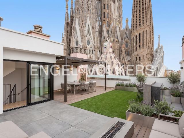 Ático en venta en Barcelona, Sagrada Família. Descubra un ático por reformar con terraza privada y vistas icónicas a la Sagrada Família. Áticos.