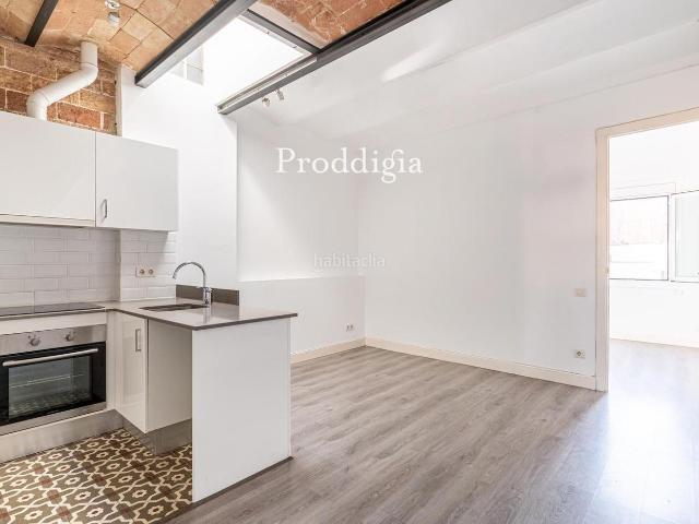 Ático en venta en Barcelona, Sant Antoni. Exclusivo ático reformado en Sant Antoni con terraza. Áticos.