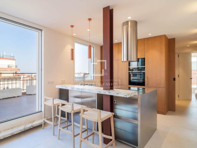 Ático en venta en Barcelona, Sant Ramon Maternitat. Exclusivo ático de diseño con espectacular terraza de 100 m en Les Corts. Áticos.