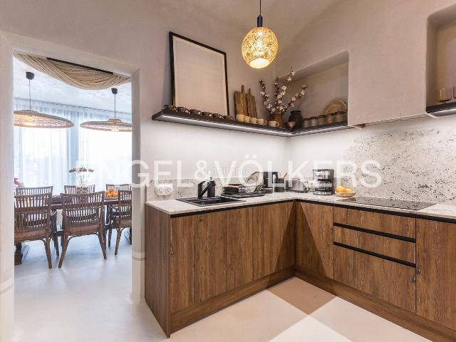 Ático en venta en Barcelona, Sants. Experimente el lujo urbano en un apartamento exquisito en el barrio de Sants, con terraza soleada y sofisticada modernidad. Áticos.