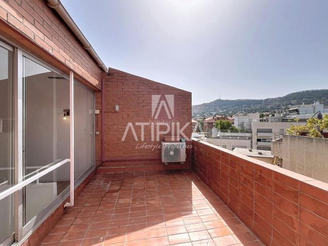 Ático en venta en Barcelona, Sarrià. Ático en venta de tres habitaciones con zona comunitaria, piscina y parking en Sarrià. Áticos.