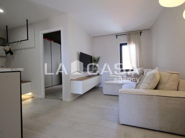Ático en venta en Barcelona, Porta. Ático de 65 m con 3 dormitorios y ascensor en Barcelona. Áticos.