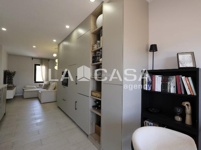Ático en venta en Barcelona, Porta. Piso en venta en Calle dArnau dOms. Áticos.