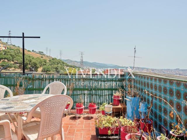 Ático en venta en Barcelona, Roquetes. Luz, vistas y DOS TERRAZAS! Sobreático con un potencial increíble en Roquetes. Áticos.