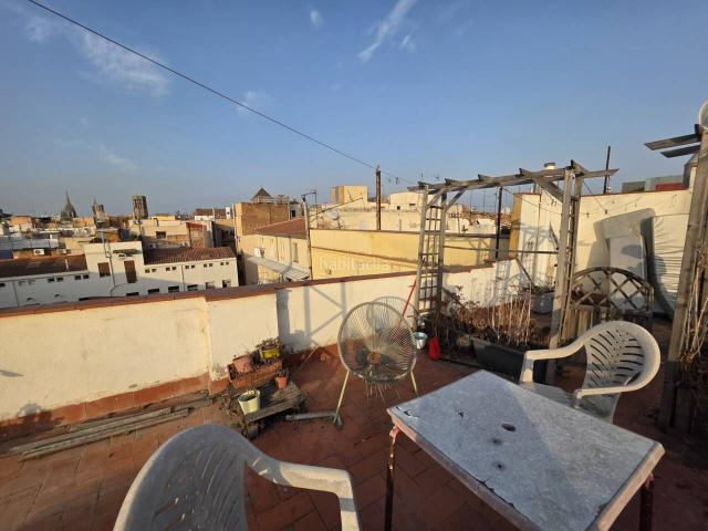 Ático en venta en Barcelona, Raval. ÁTICO CON TERRAZA PRIVATIVA DE 25m JUSTO ENCIMA DEL PISO. Áticos.