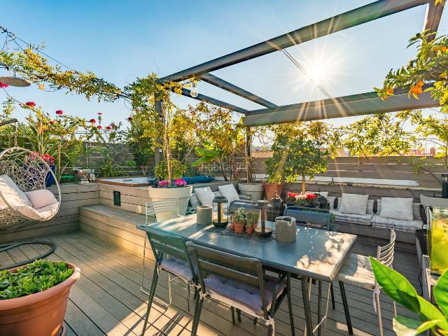 Ático en venta en Barcelona, Raval. Precioso ático reformado con 50m2 de terraza privada en Barcelona. Áticos.