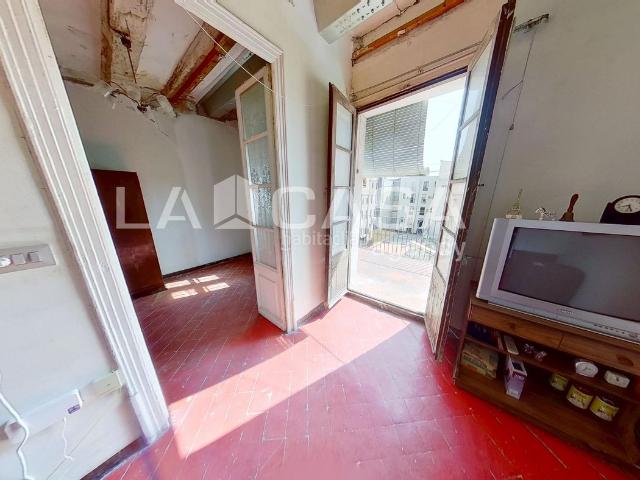 Ático en venta en Barcelona, Raval. Ático a reformar junto a Rambla del Raval, con terraza y gran potencial. Áticos.