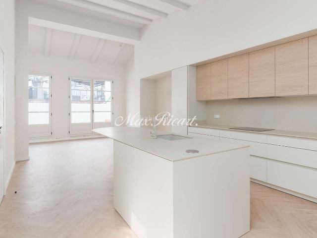 Ático en venta en Barcelona, Raval. Magnífico atico de obra nueva a un paso de La Rambla 100m. Áticos.