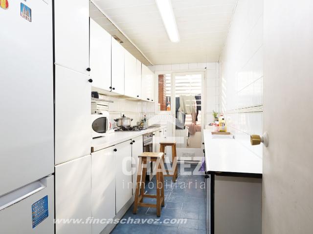 Ático en venta en Barcelona, Trinitat Vella. Piso con terraza privada de 56 m² y vistas al Castillo de Torre Baró Gran potencial. Áticos.