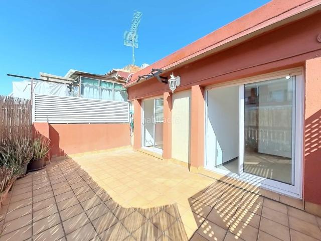 Ático en venta en Barcelona, Verdum. Ático dúplex con terraza, tres habitaciones, dos baños y en buen estado. en Verdún Nou Barris. Áticos.