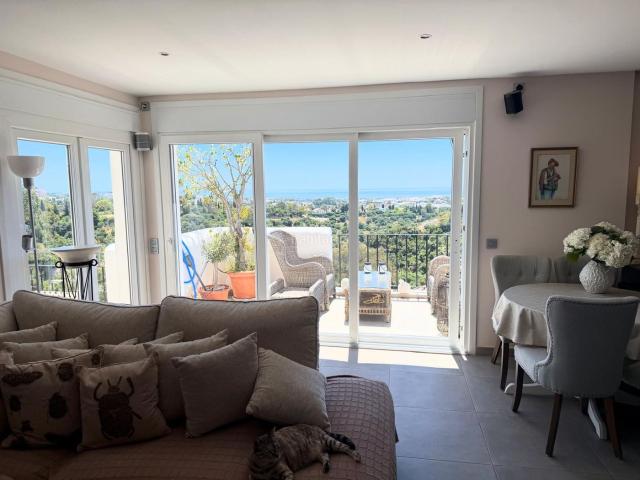 Ático en venta en Benahavís, Los Arqueros Puerto del Almendro. Ático Moderno con Tres Terrazas Privadas y Espectaculares Vistas. Áticos.