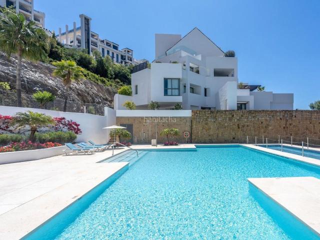 Ático en venta en Benahavís, Los Flamingos. Luminoso ático dúplex con vistas al golf y al mar, piscina privada tipo plunge y acceso a dos piscinas comunitarias en un resort c. Áticos.