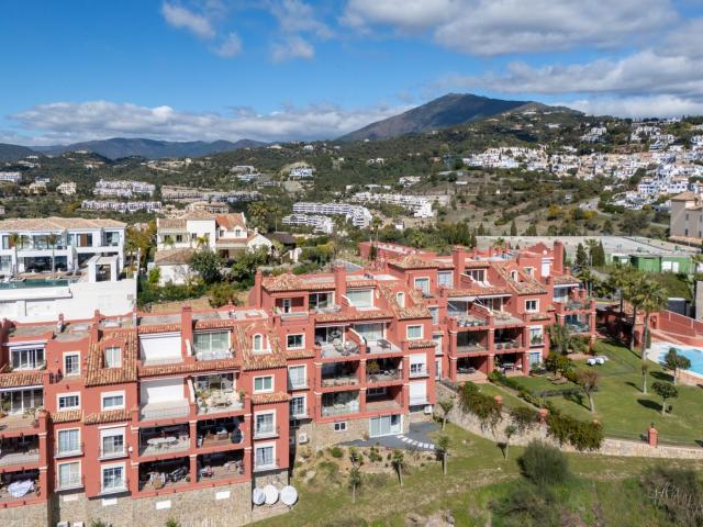 Ático en venta en Benahavís, La Quinta. Monte Halcones 3F Ático Dúplex con Piscina Privada y Vistas Panorámicas al Mar en Benahavís. Áticos.