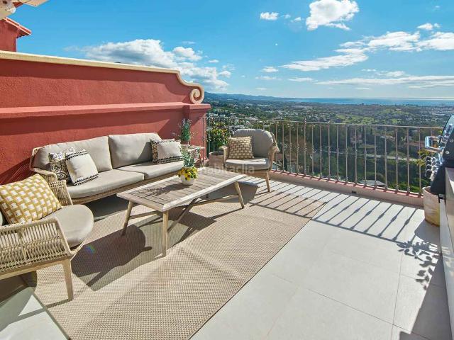 Ático en venta en Benahavís, La Quinta. Ático con vistas panorámicas al mar en venta en Monte Halcones, Benahavís. Áticos.