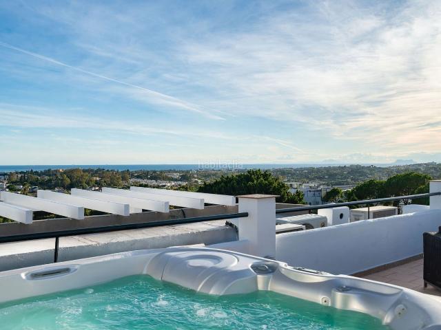 Ático en venta en Benahavís, La Quinta. Ático Dúplex de Lujo en Primera Línea de Golf en La Quinta con Impresionantes Vistas al Mar y al Golf. Áticos.