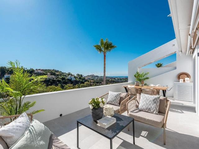 Ático en venta en Benahavís, La Quinta. Luminoso Apartamento Familiar en La Quinta, Benahavís: Vistas al Mar y al Golf. Áticos.
