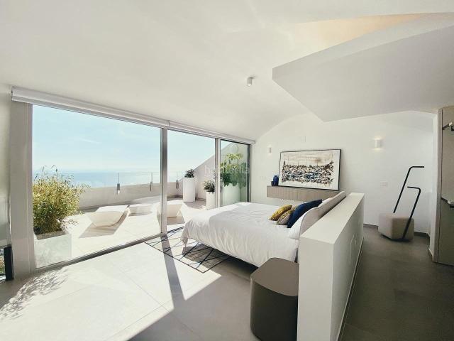 Ático en venta en Benalmádena, La Capellanía El Higuerón. Ático dúplex de 3 dormitorios y 2 baños en zona Estupa de Benalmádena. Obra Nueva. Áticos.