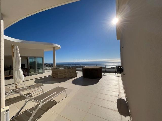 Ático en venta en Benalmádena, La Capellanía El Higuerón. LLAVE EN MANO. ÁTICO IMPRESIONANTE CON ENORME TERRAZA, ORIENTACIÓN SUR Y VISTAS PANORÁMICAS AL MAR. Áticos.