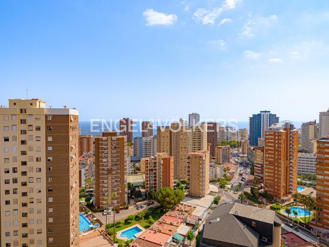 Ático en venta en Benidorm, Levante Alto. Espectacular ático dúplex reformado en una de las mejores zonas de Benidorm. Áticos.