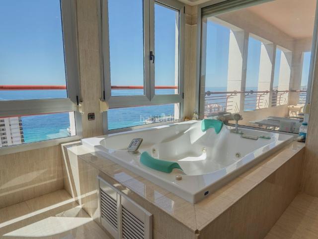 Ático en venta en Benidorm, Playa Levante. Hay propiedades excepcionales y después están aquellas que trascienden el concepto de vivienda para convertirse en auténticas piez. Áticos.