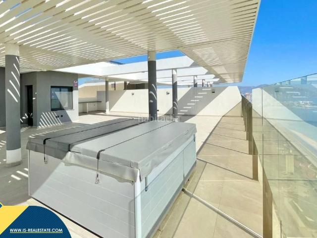 Ático en venta en Benidorm, Playa Poniente. Ático con piscina comunitaria, en la provincia de Alicante, en la ciudad de Benidorm. 3 dormitorios 304 m² A 300 metros del ma. Áticos.