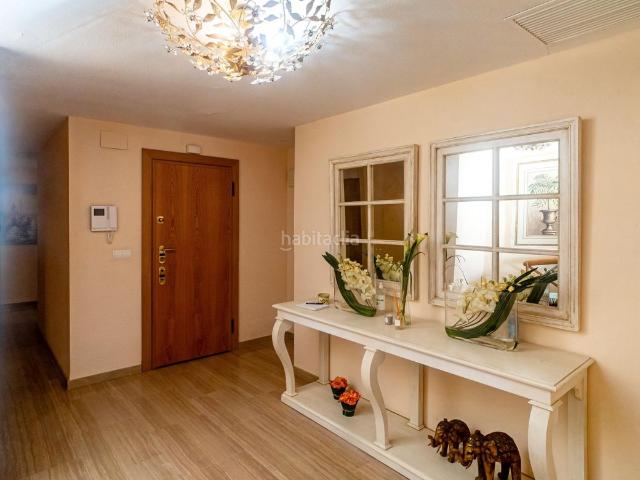 Ático en venta en Benidorm, Playa Poniente. Espacioso ático con solárium y vistas al mar. Áticos.