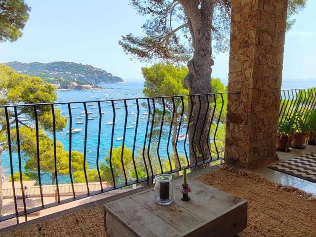 Ático en venta en Calella de Palafrugell Costa Brava. EXCLUSIVO APARTAMENTO CON VISTAS AL MAR, GARAJE Y PISCINA. Áticos Calella de.