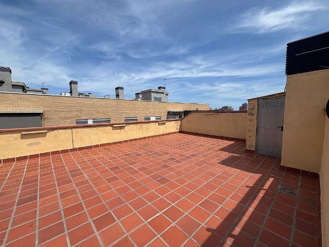 Ático en venta en calle De Galícia, Badalona, de 77 m² 3 habitaciones por 305.780