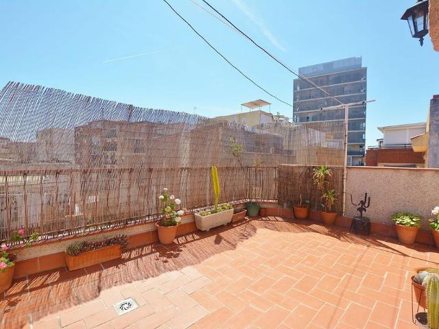 Ático en venta en calle De Monturiol, Santa Coloma de Gramanet, de 56 m² 2 habitaciones por 175.900