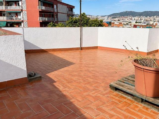 Ático en venta en calle De Sant Silvestre, Santa Coloma de Gramanet, de 110 m² 4 habitaciones por 365.000