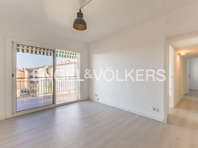 Ático en venta en Castelldefels, Lluminetes. Espectacular piso reformado con terraza sur y piscina a 5 minutos de la playa. Áticos.