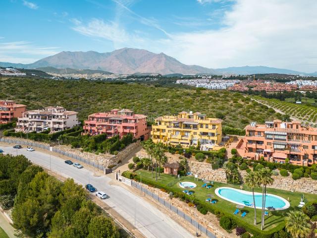 Ático en venta en Casares, Bahía de Casares. Impresionante ático de 3 dormitorios dúplex con enormes terrazas y vistas panorámicas al mar y a la montaña. Áticos.