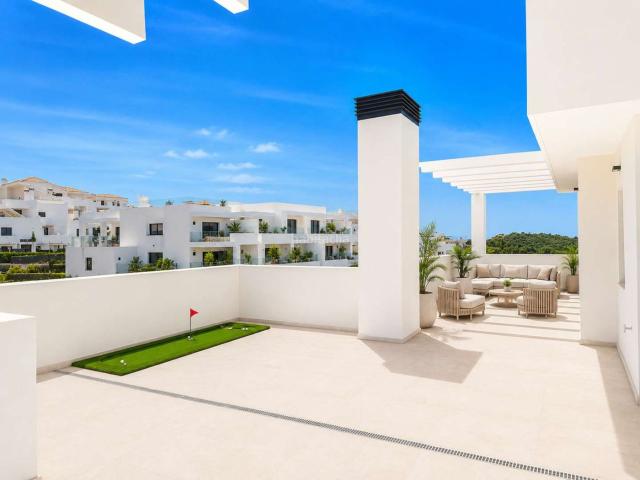 Ático en venta en Casares, Casares Golf Casares del Sol. Ático de lujo con vistas al mar en primera línea de golf, Casares costa. Áticos.
