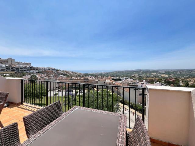 Ático en venta en Casares, Doña Julia Golf. Ático con vistas panorámicas al mar, amplio solárium y licencia turística en Casares Costa. Áticos.