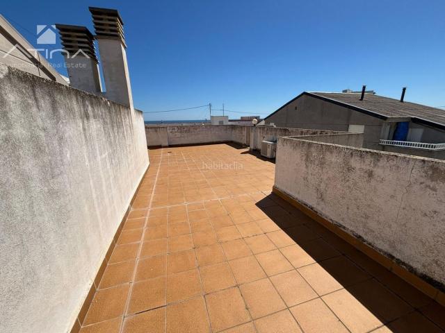 Ático en venta en Daimús. Ático dúplex, situado en la zona centro de la playa de Daimús y a solo 150 metros del mar. Áticos.