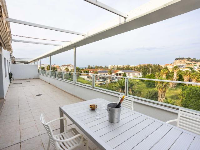 Ático en venta en Dénia, Les Bassetes El Marjal. Se vende exclusivo ático, amueblado con terrazas y plaza de garaje junto al Centro de Dénia, muy cerca de la playa. Áticos.
