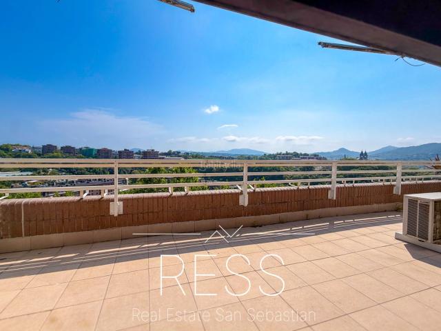 Ático en venta en Donostia San Sebastián, Miraconcha. EXCLUSIVA VIVIENDA CON DOS TERRAZAS, GARAJE PARA DOS COCHES Y PISCINA EN AIETE. Áticos Donostia San.