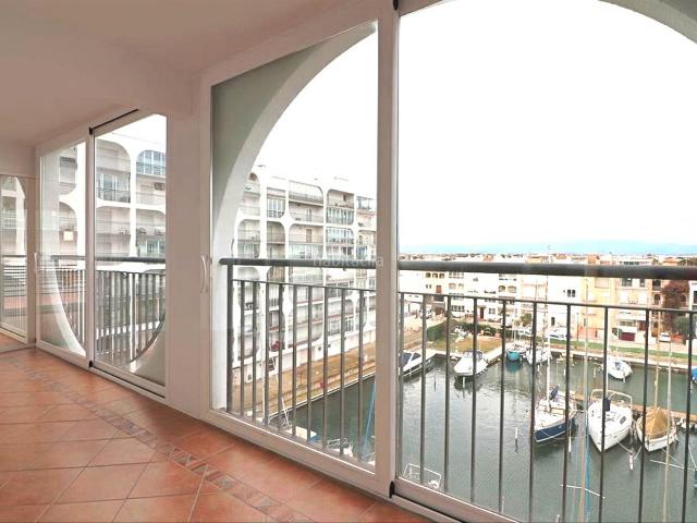Ático en venta en Empuriabrava, Salins Cavall de Mar Costa Brava. Piso con vistas al mar. Áticos.