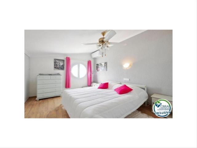 Ático en venta en Empuriabrava, Port Grec Port Moxó Costa Brava. ÁticoDúplex reformado con terraza de 8m2 y vistas al mar y al canal. Áticos.