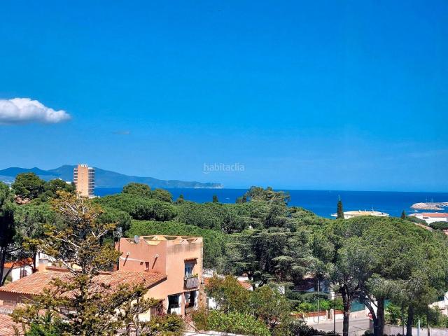Ático en venta en Escala L´, Riells Costa Brava. Atico renovado a 450m de la playa. Áticos Escala.