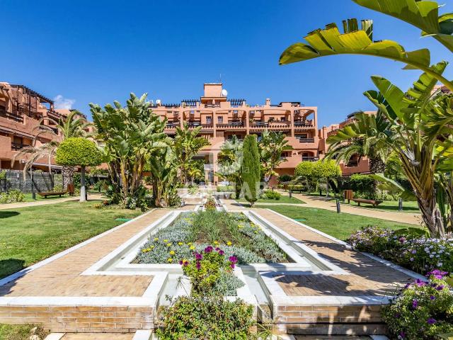 Ático en venta en Estepona, Zona de Punta Plata. Descubre una propiedad única en una de las ubicaciones más privilegiadas de la Costa del Sol un magnífico ático en Playa del Ángel. Áticos.