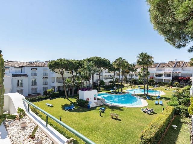 Ático en venta en Estepona, Atalaya Isdabe. Luminoso ático con ubicación privilegiada junto a la playa en la Nueva Milla de Oro. Áticos.