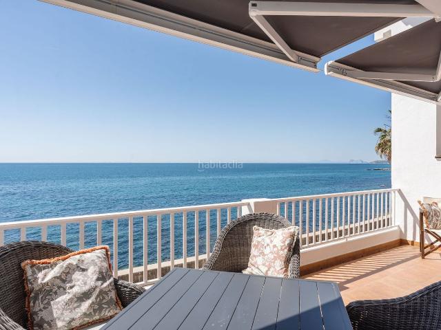 Ático en venta en Estepona, Bahía Dorada. Impresionante Ático Dúplex Renovado en Primera Línea de Playa. Áticos.
