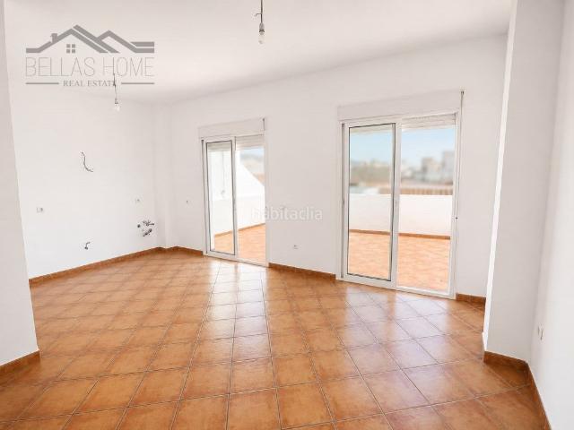 Ático en venta en Estepona, Centro. Atico con amplia terraza en pleno casco antiguo de Estepona, a solo 350 metros de la playa. Áticos.